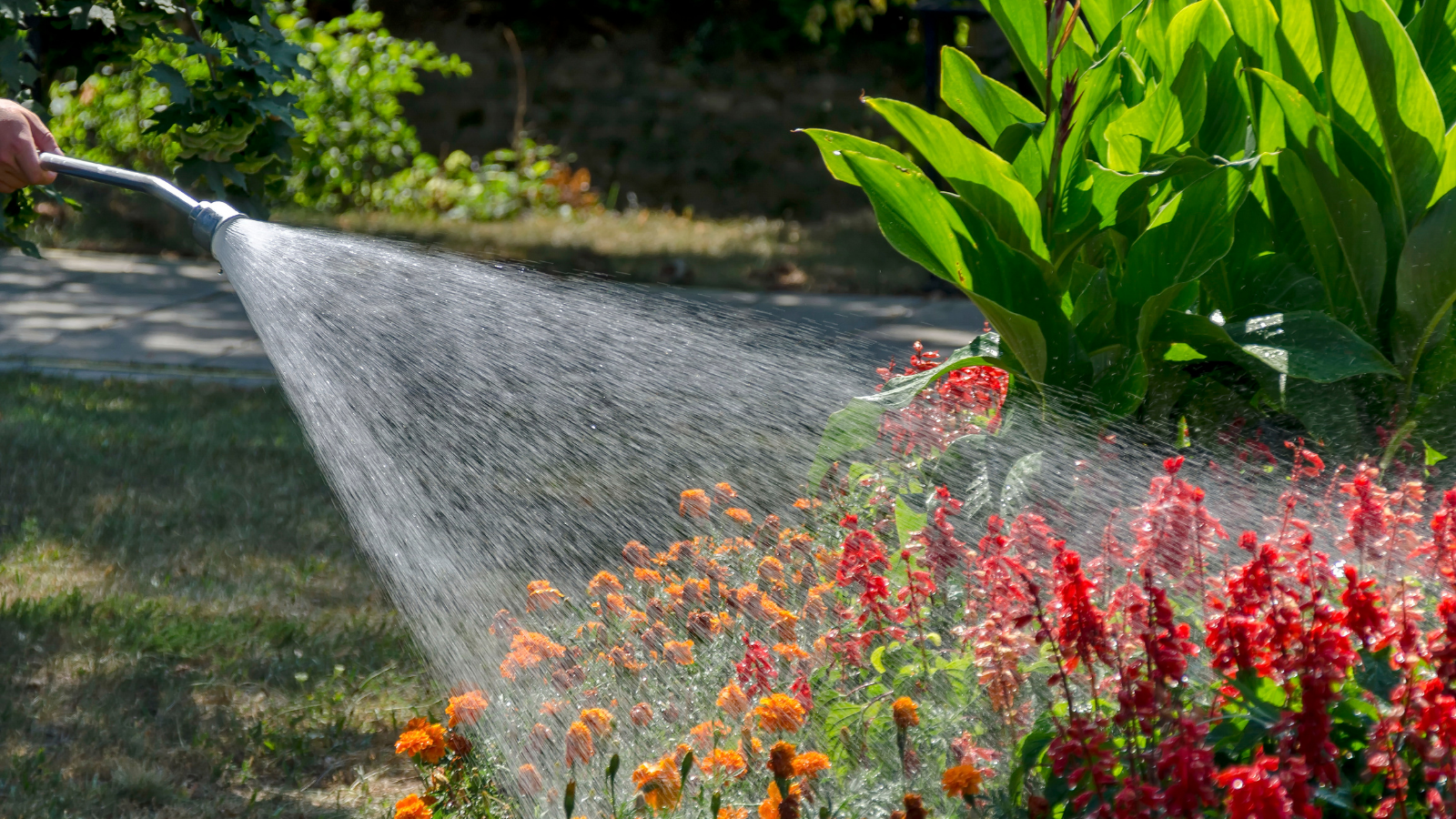 Water your plants. Gardena 2847-20. Gardena 11140-20.000.00. Gardena 08266-20.000.00. Gardena 03176-20.000.00.